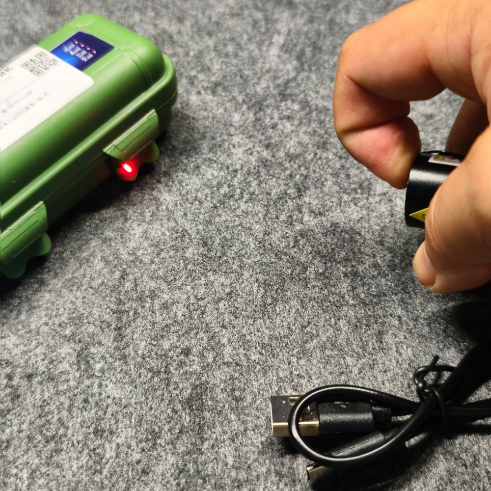 den-pin-uv-giam-dinh-cam-tay-sd-0112