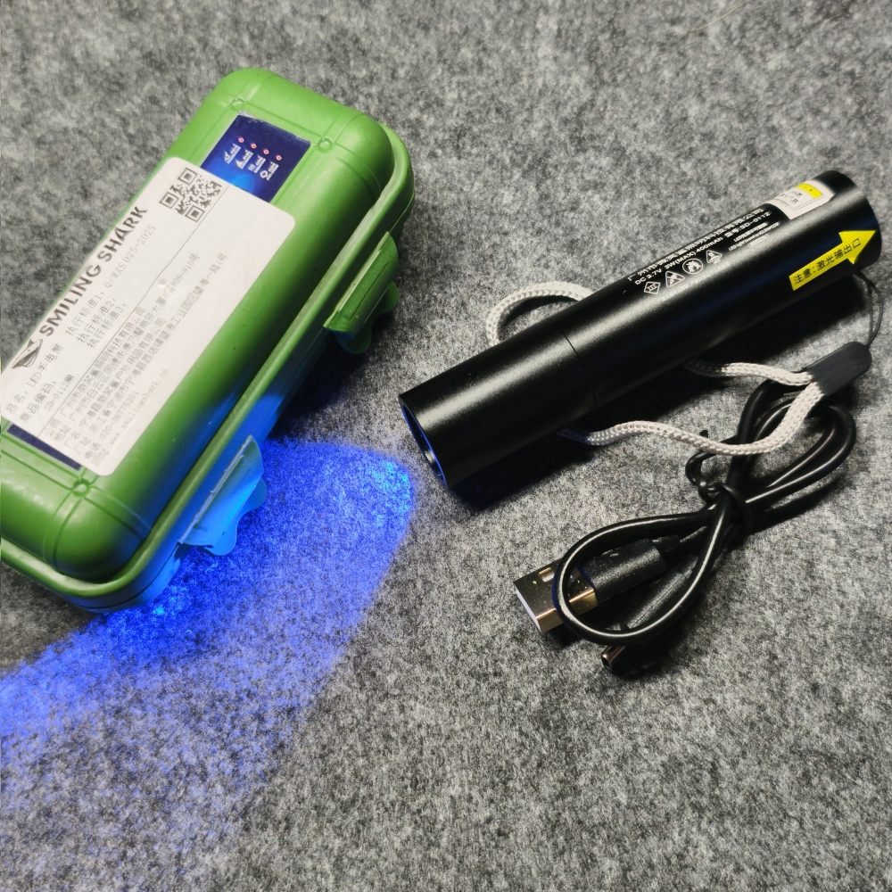 den-pin-uv-giam-dinh-cam-tay-sd-0112
